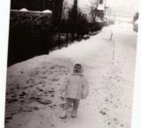 Kolem roku 1968 - malá slečna Kárníková na chodníku před gymnáziem, za ní ještě prázdná Ohradní, před vybudováním učiliště a dalších kancelářských budov.